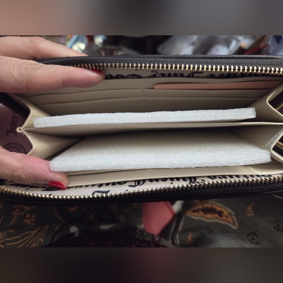 Juicy Couture Exclusive Heritage Large Velour Zip Wallet in Raspberry - Picture 5 of 7